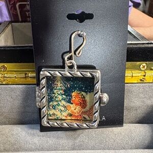 NWT Girl prays Silver Pendant hook on necklace magnetic opening change pic out